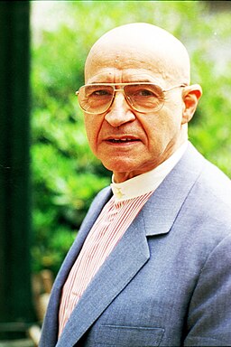 Alfred Tomatis portrait: bald, middle aged man wearing big glasses